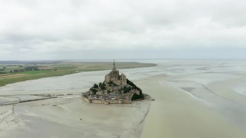 mont saint Michel castle in France where many tourists are standing around the castle beutiful castl