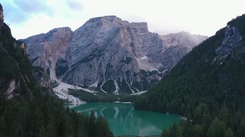 Paysage avec montagnes et lac, Lago Di Braies