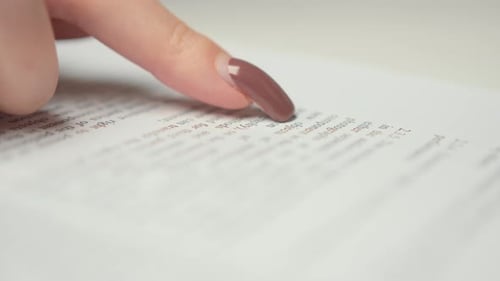 Primer plano: abogada empleada de oficina que revisa un contrato antes de firmarlo