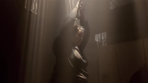 Movimientos elegantes en un cálido entorno de estudio