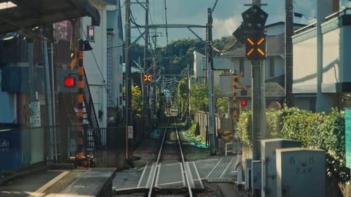 Train quittant une gare japonaise Pov