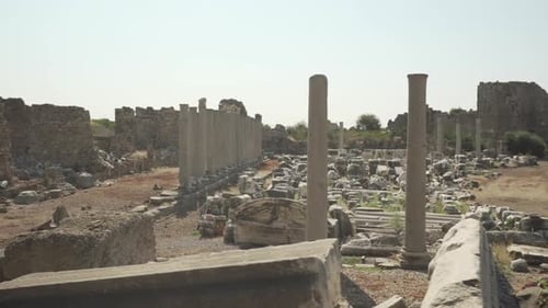Impresionantes ruinas del ágora comercial de Side, Turquía