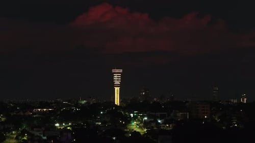 Des nuages d'éclairs spectaculaires qui clignotent dans la tempête avec des nuages d'éclairs sombres et des éclairs maussades...