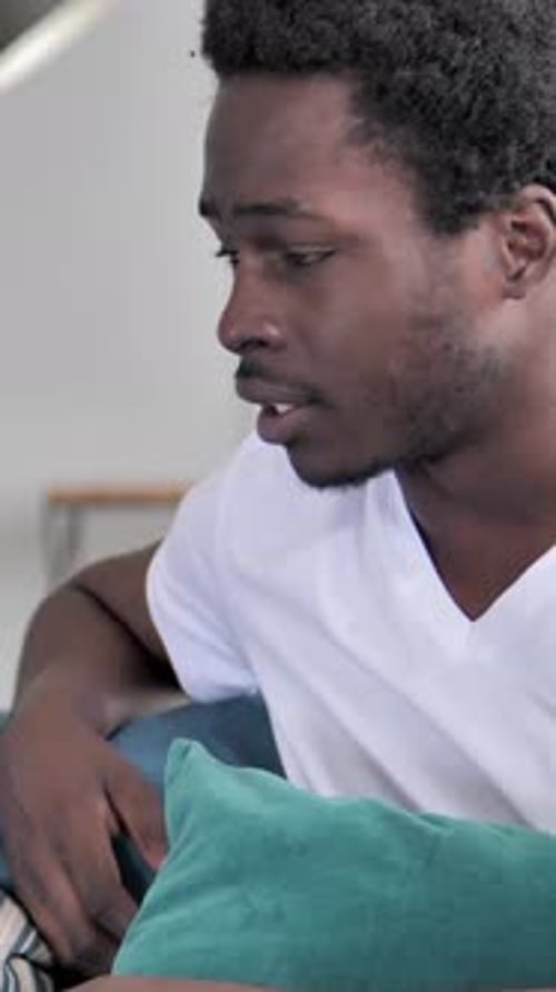 Argumento de una joven pareja africana enojada, Vídeo vertical