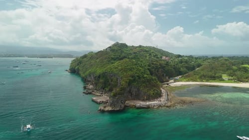 Recuo aéreo do buraco da fechadura de Cujo, revelando a costa e a praia de Boracay, Filipinas
