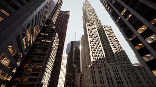 Los rascacielos se elevan sobre las calles de la ciudad de Nueva York durante la brillante luz del mediodía