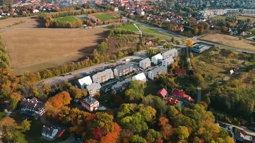 Kleine Stadt mit Wohngebäuden in umweltfreundlicher Vorstadtgegend