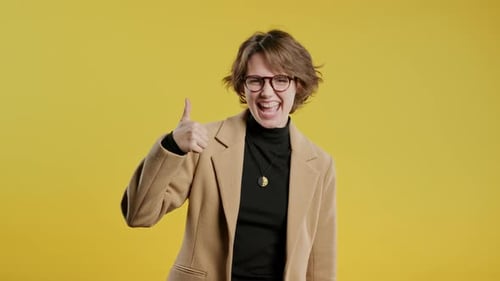 30er Jahre Geschäftsfrau mit Handzeichen wie Daumen hoch Geste Happy Lady Correct