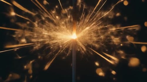 Nahaufnahme einer goldenen Wunderkerze, die im Dunkeln brennt