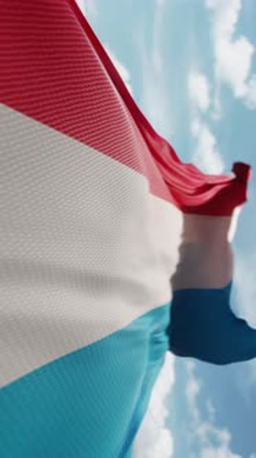 Die gewellte Flagge Luxemburgs weht in Zeitlupe im Wind und schwenkt das offizielle Team der luxemburgischen Flagge