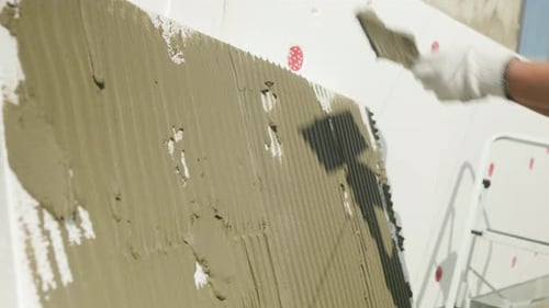 Dämmung der Wände des Hauses mit Schaum