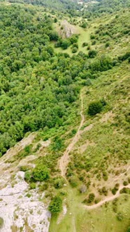 Ruta de senderismo en la ladera de la montaña.