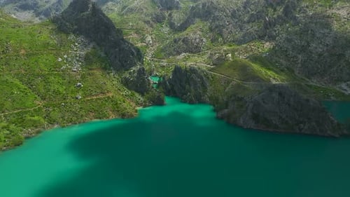 Luftbild Video epischen Canyon-Formationen mit Wasser