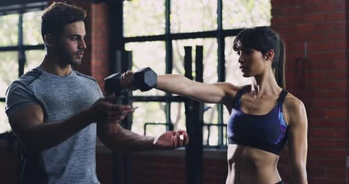 Unterstützung durch einen Personal Trainer, Hanteltraining und Trainingseinheiten, Sportfitness
