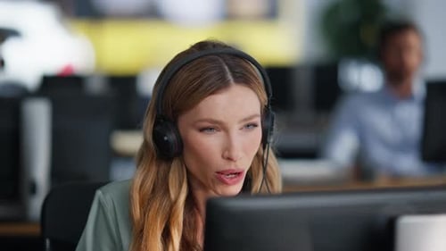 Kundendienstmitarbeiter spricht mit Headset in Nahaufnahme des Call Centers