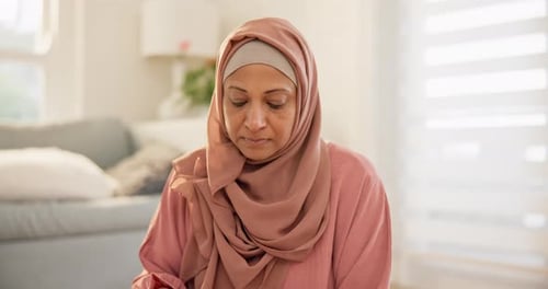 Koran, Muslimin oder reife Frau mit Glauben an Zuhause zum Beten, Frieden oder geistliche Fürsorge in heilig