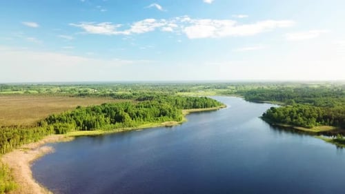 Wunderschöne Landschaft des Sees Moszno 02