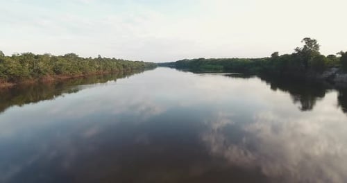Morgens über einen Fluss im Amazonas-Dschungel fliegen