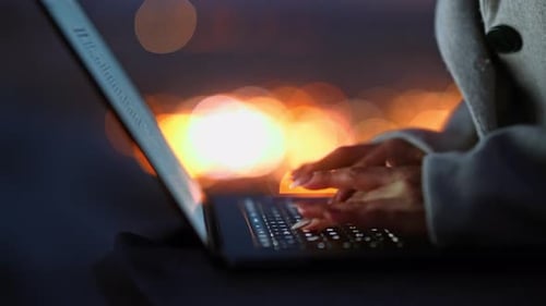 Séance de dactylographie nocturne