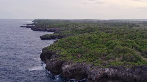 Luftaufnahme der tropischen Küste mit Klippen und Lagune, Indonesien.