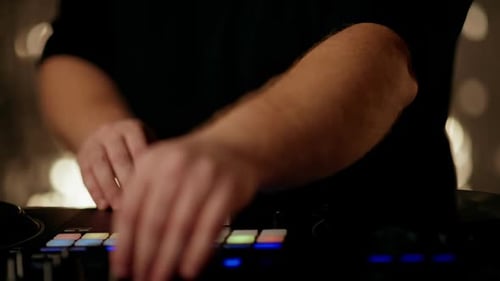 Nahaufnahme, in der ein DJ beim Mischen von Tracks auf einer digitalen Konsole mit fachmännisch manövrierenden Händen hervorgehoben wird