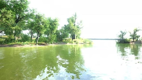 Schöne farbenfrohe Sommer-Frühling-Naturlandschaft mit einem See im Park