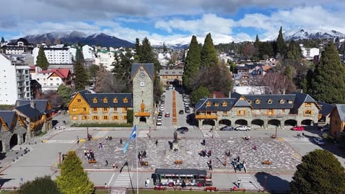 Centro cívico en San Carlos de Bariloche en Río Negro, Argentina. Famosa plaza turística. Centro de Ci