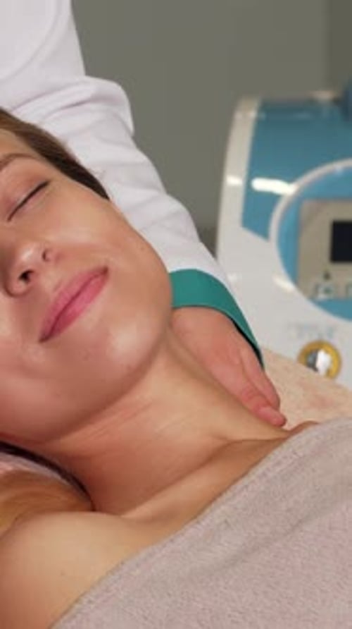 Strahlende Frau, die sich glückselig einer beruhigenden Nacken- und Schultermassage gönnt