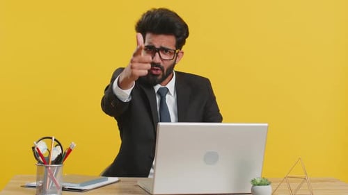 Geschäftsmann lächelt aufgeregt und zeigt in die Kamera und wählt einen glücklichen Gewinner aus, der darauf hindeutet, dass er Sie großartig findet