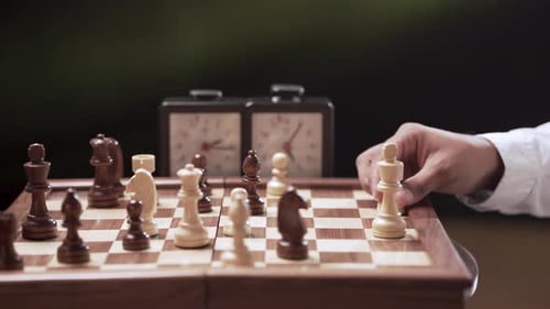 Juego de ajedrez profesional con reloj de fondo.