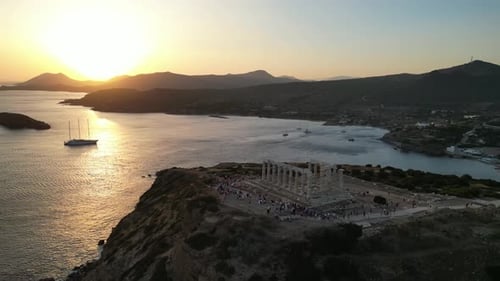 Vue aérienne de la plage et du temple de Poséidon au Cap Sounion