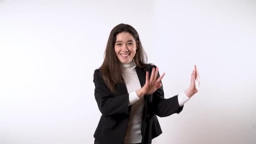 Bailarina juguetona y elegante que mueve las manos en círculos