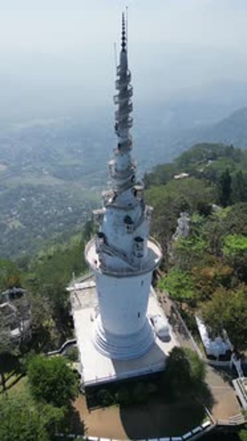 Vue aérienne du temple Ambuluwawa au Sri-Lanka, magnifique paysage avec des montagnes verdoyantes