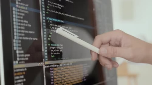 Programador estudando codificação no computador