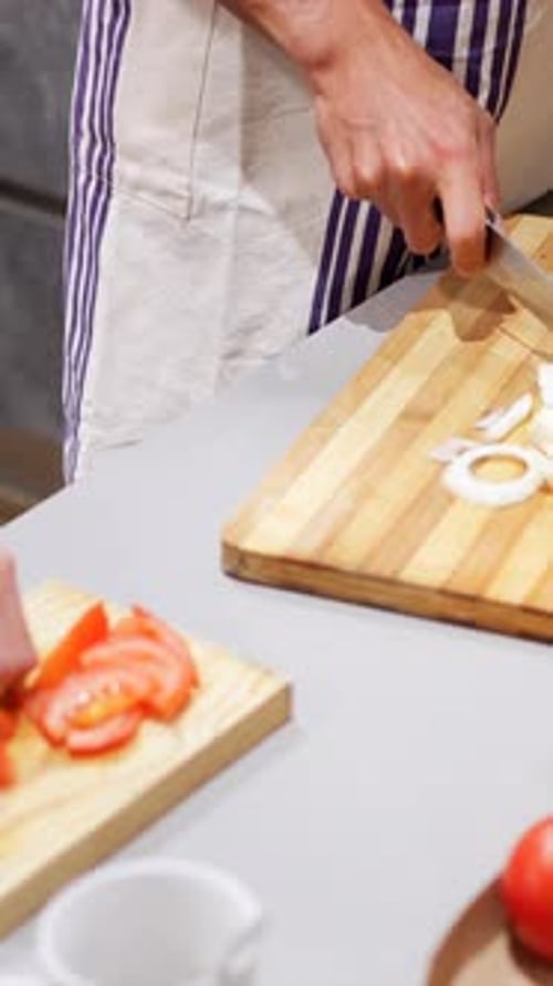 El chef corta verduras frescas para la preparación de ensaladas