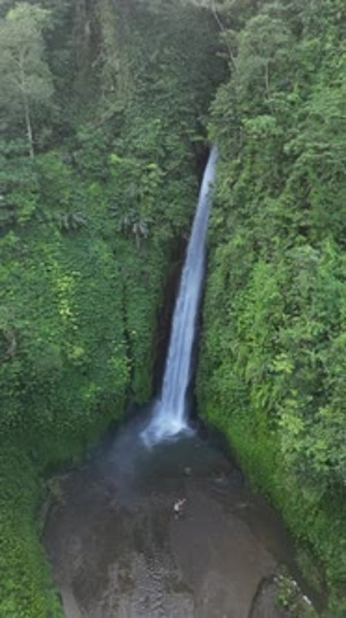 Vídeo aéreo sobre a cachoeira Air Terjun Melanting - Bali