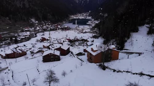 4K-Luftbild von Uzungol in Trabzon im Schnee - Türkei