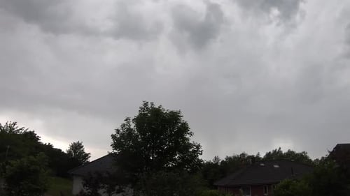dunkle Gewitterwolken bewegen sich im Zeitraffer durch den Himmel