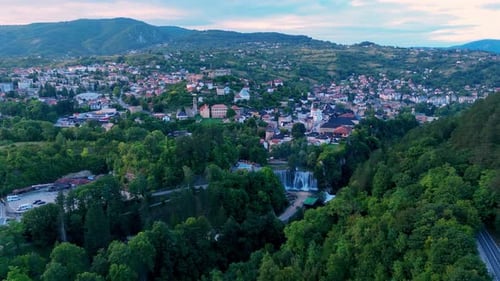 Drone aérien, vue panoramique sur Jajce, en Bosnie-Herzégovine, une ville historique entourée de