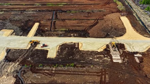 Vista lateral aérea de un sitio de construcción activo