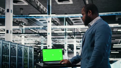 Greenscreen-Laptop, der vom Server-Hub-Programmierer zur Überwachung von Rigs verwendet wird