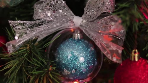 Transparente Weihnachtskugel, die am Weihnachtsbaum hängt. Ornamente und Dekorationen. Zoomen.