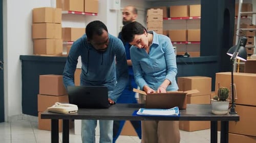 Unternehmerteam verpackt Waren für den Lagerversand in Kartons