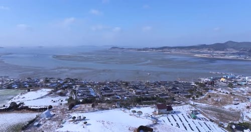 Vista aérea da vila de Jupo Hanok e da planície de maré da Baía de Hampyeong na neve do inverno