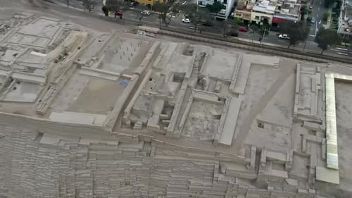 Pirámide centenaria Huaca Pucllana en el bullicioso distrito de Miraflores, en el centro de Lima, Perú. aer