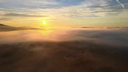 Bei Sonnenaufgang über Nebelwolken fliegen. Die Nebelwolken waren 30 Fuß über dem Boden und sorgten für leichte
