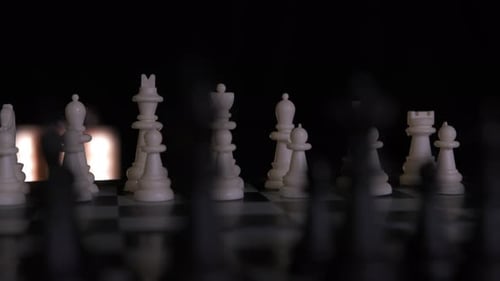 Nahaufnahme eines rotierenden Schachbretts in Zeitlupe, das in der Bereitschaftsposition aufgestellt ist und auf ein Spiel wartet