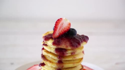 Pfannkuchen mit Erdbeeren und Blaubeeren