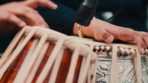 Tambours tabla traditionnels joués par un musicien pendant le festival de Holi