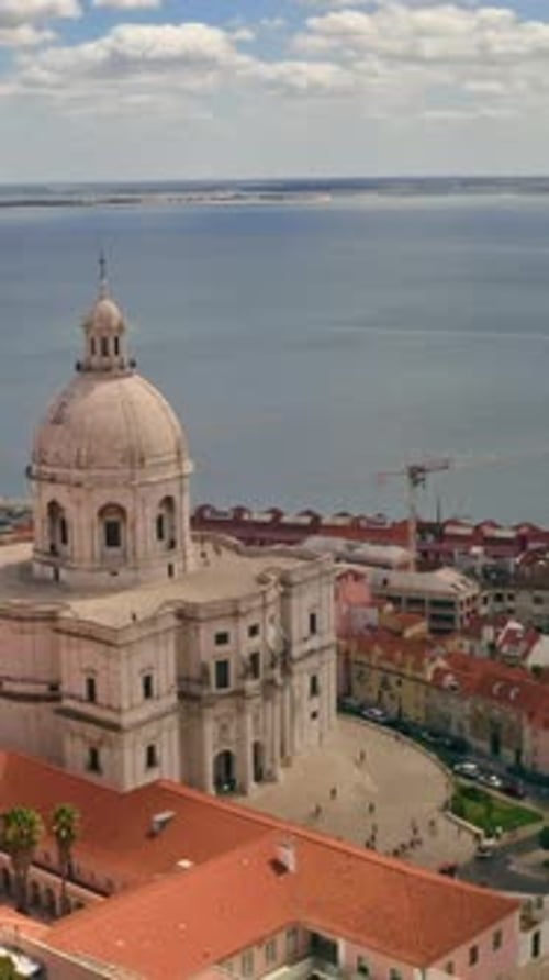 Vue aérienne de Lisbonne, scène panoramique, Panthéon national, dôme, fleuve Tage, front de mer, grues portuaires